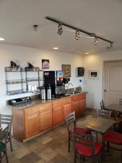 Price Pointe Inn - image 14