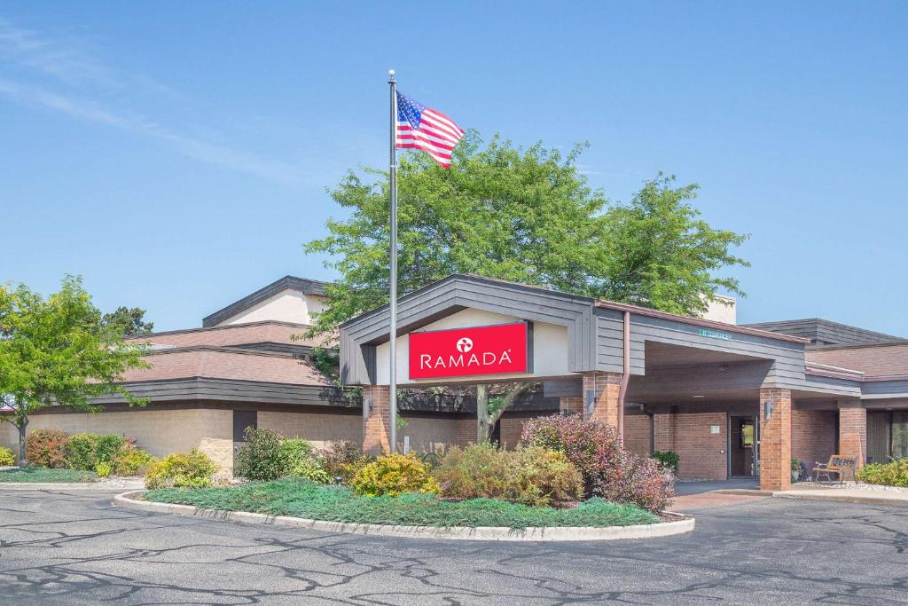 Ramada by Wyndham Waupaca - main image