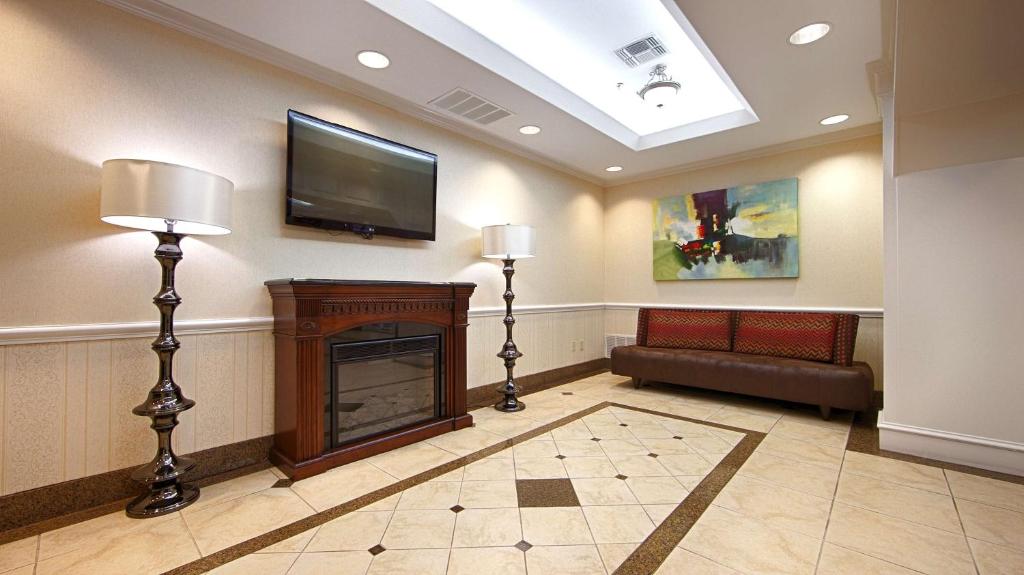 Best Western Plus Waxahachie Inn & Suites - image 2