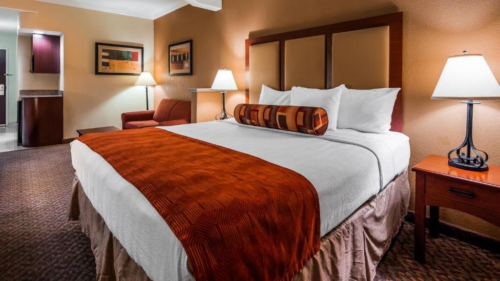 Best Western Plus Waxahachie Inn & Suites - image 7
