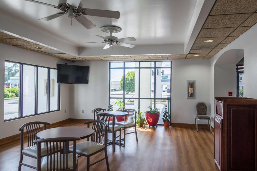 Motel 6 Waycross - image 7