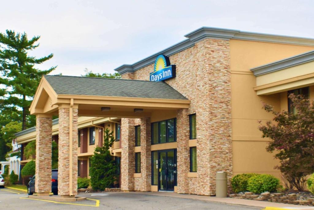 Days Inn by Wyndham Wayne - main image