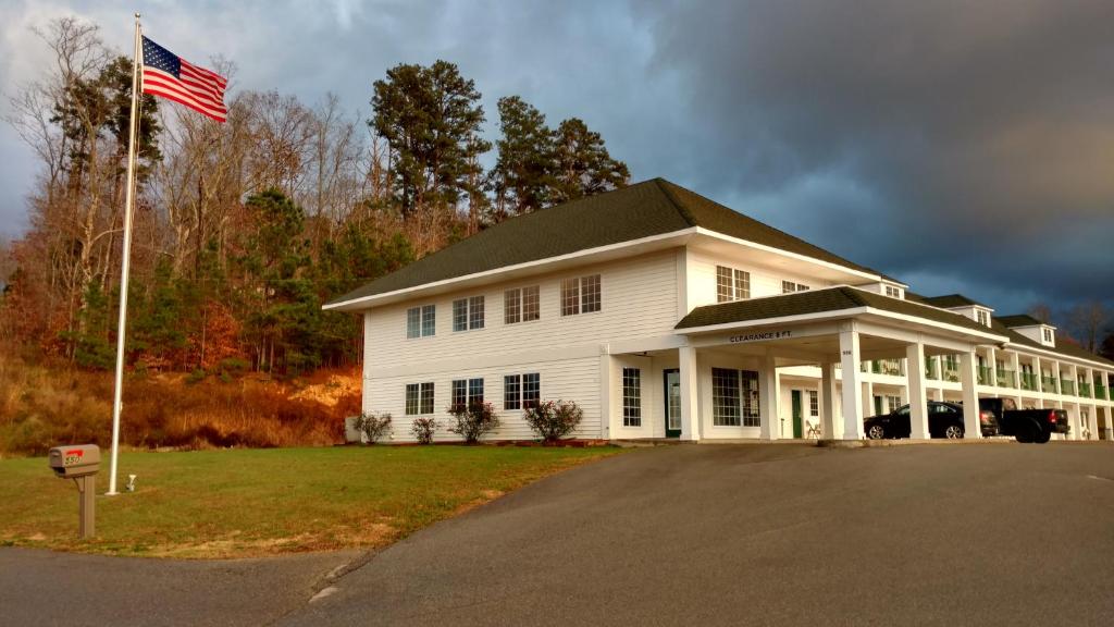 Hurricane Inn - main image