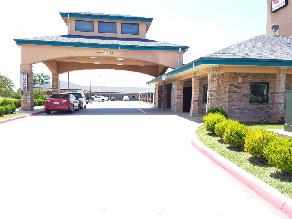 Quality One Motel - image 7