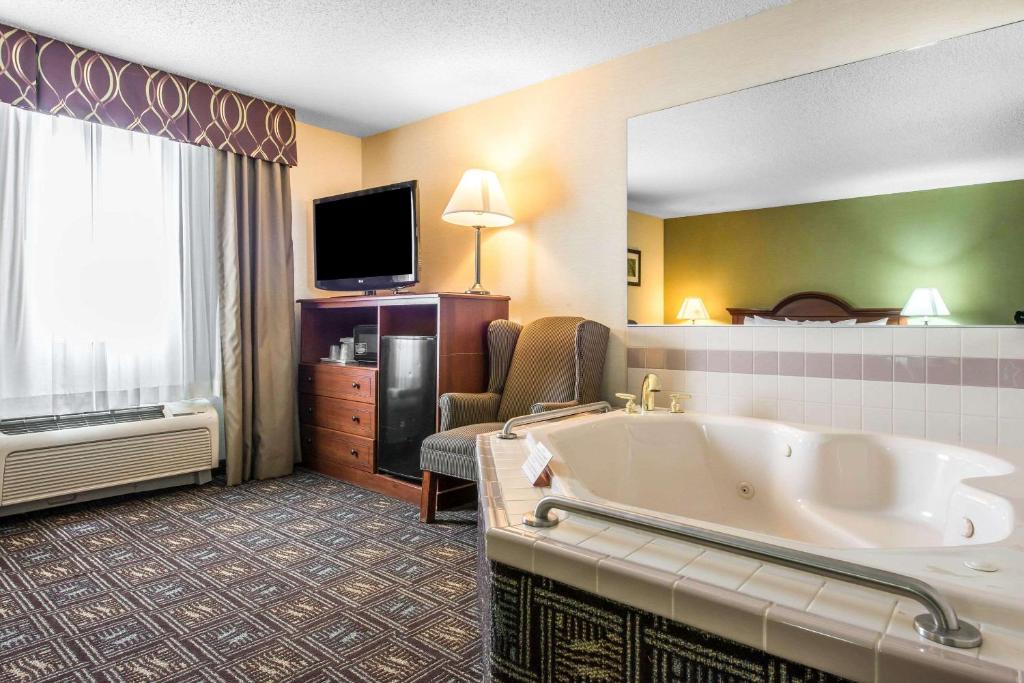 Comfort Inn Weirton - image 6