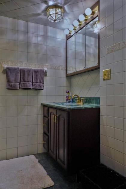 Impeccable 4-Bed House in Weirton - image 7