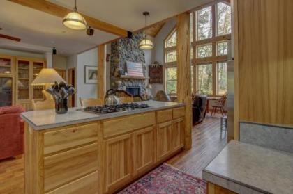 Wy' East Log Lodge - image 2