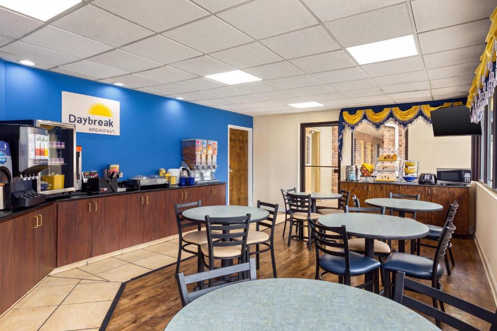 Days Inn by Wyndham Weldon Roanoke Rapids - image 3