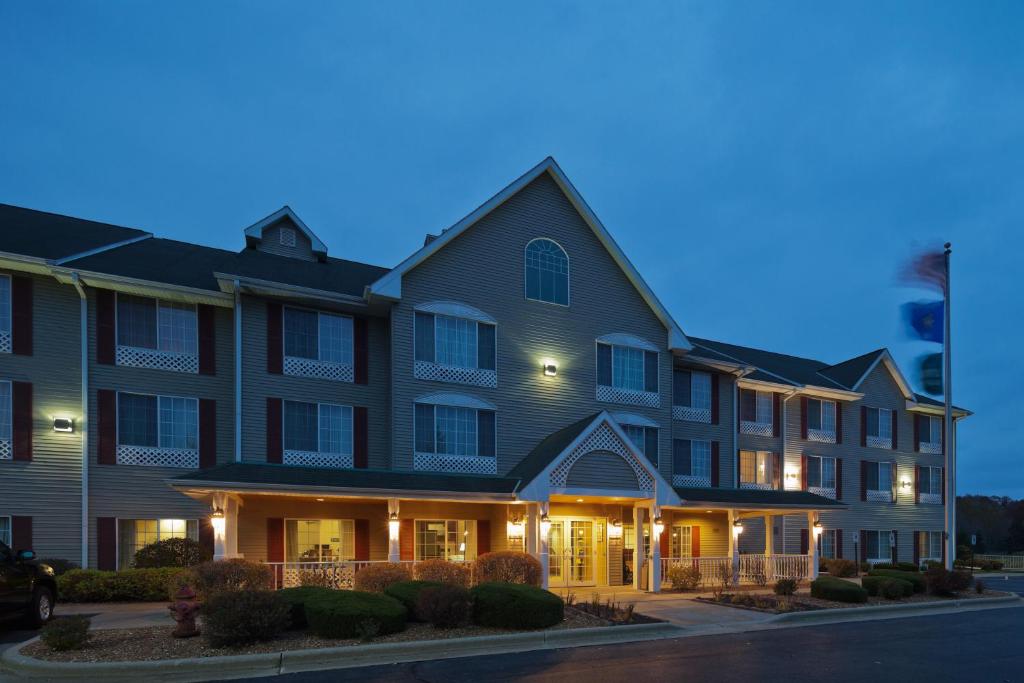 Country Inn & Suites by Radisson West Bend WI - image 3