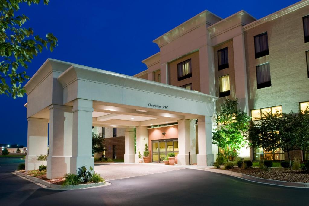 Hampton Inn & Suites Cincinnati-Union Centre - main image