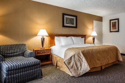 Clarion Inn Airport - image 9