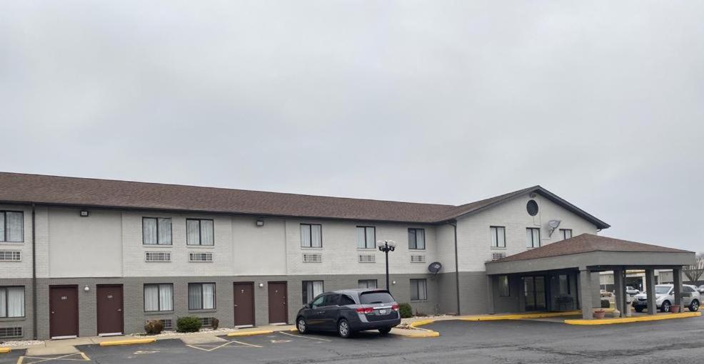 Americas Best Value Inn West Frankfort - image 4