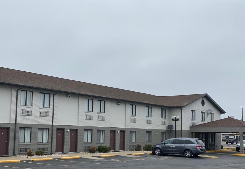 Americas Best Value Inn West Frankfort - image 5