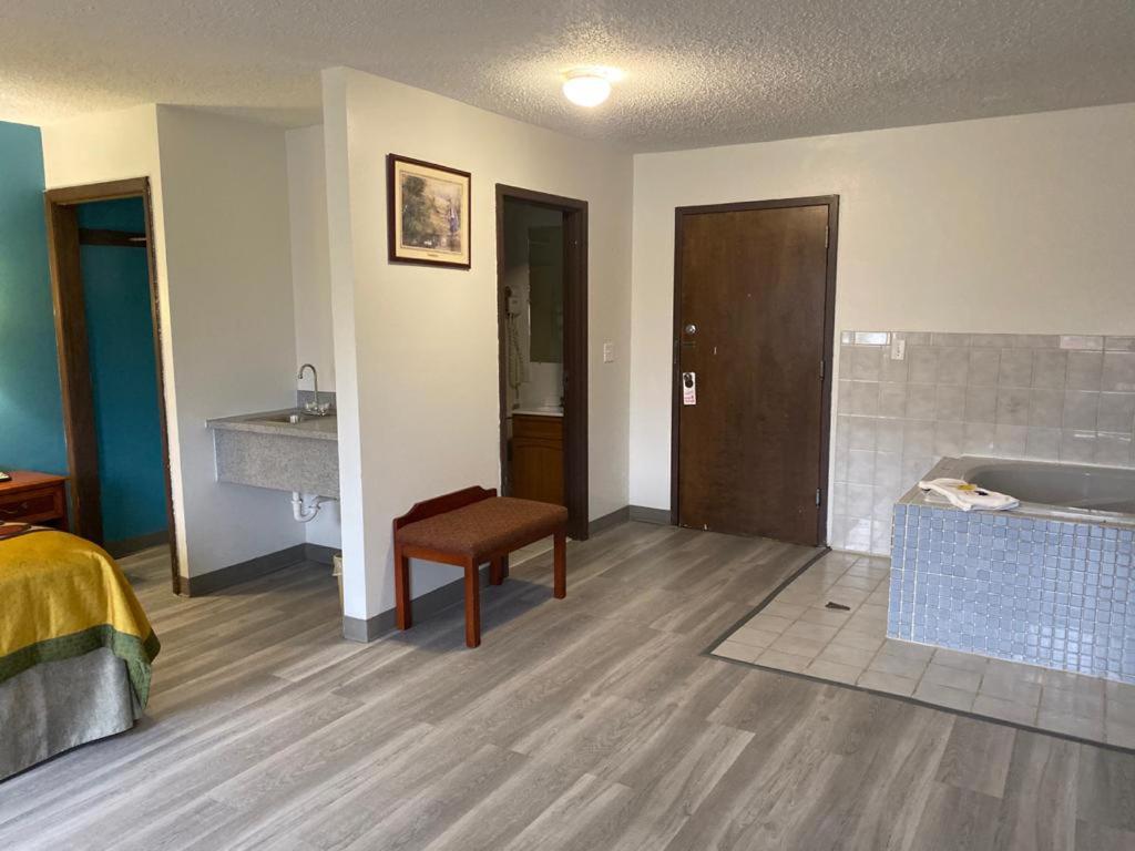 Americas Best Value Inn West Frankfort - image 7