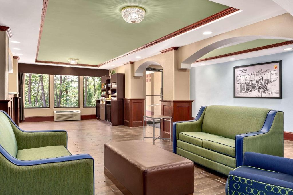 Super 8 by Wyndham West Greenwich/Providence - main image