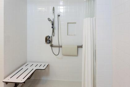 Ramada Plaza by Wyndham West Hollywood Hotel & Suites - image 10