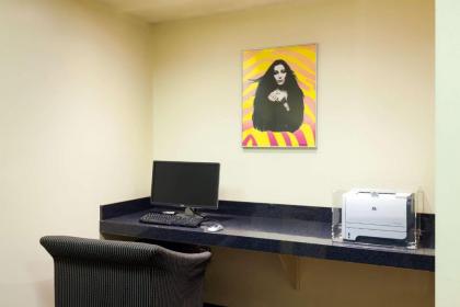 Ramada Plaza by Wyndham West Hollywood Hotel & Suites - image 13