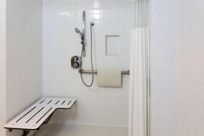 Ramada Plaza by Wyndham West Hollywood Hotel & Suites - image 15