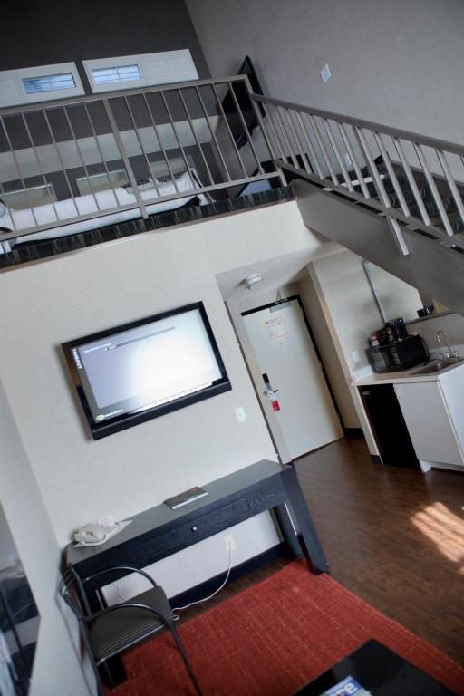 Ramada Plaza by Wyndham West Hollywood Hotel & Suites - image 6