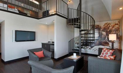 Ramada Plaza by Wyndham West Hollywood Hotel & Suites - image 7