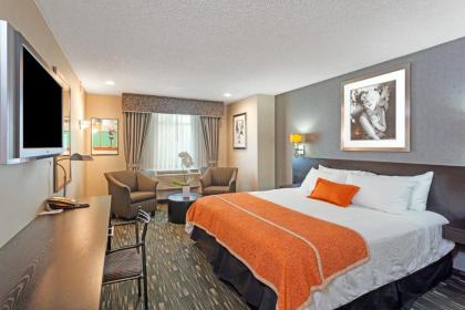 Ramada Plaza by Wyndham West Hollywood Hotel & Suites - image 9