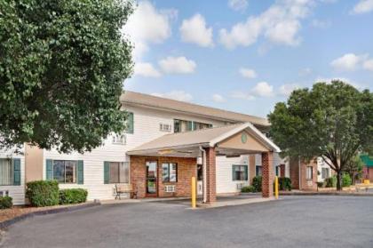 Super 8 by Wyndham West Memphis - image 1