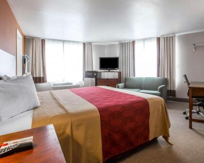 Econo Lodge Lakes Region - image 13