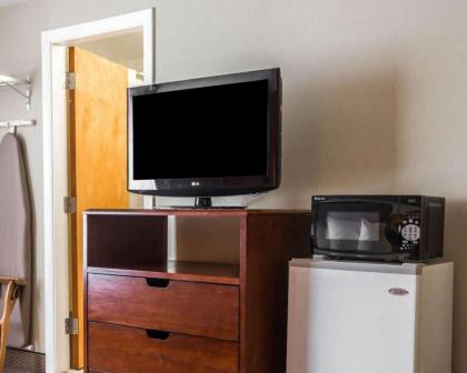 Econo Lodge Lakes Region - image 9