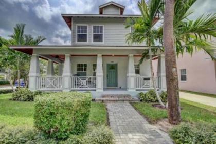 Picture Relaxing in this Idyllic Home in West Palm Beach West Palm Beach Villa 1848
