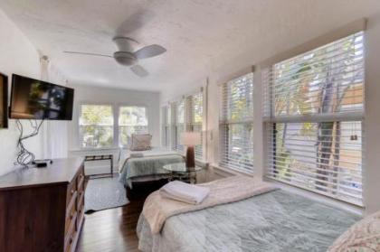 The Periwinkle House - 4bd-2ba - Sleep 10 - image 3