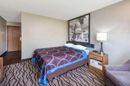 Super 8 by Wyndham West Plains - image 12