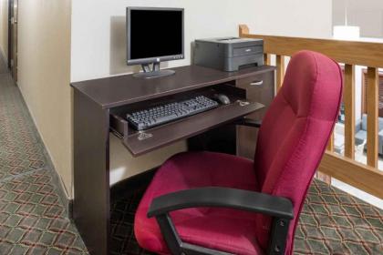 Super 8 by Wyndham West Plains - image 3