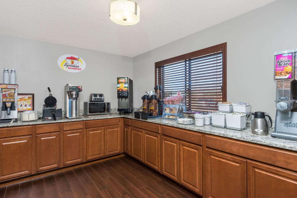 Super 8 by Wyndham West Plains - image 4