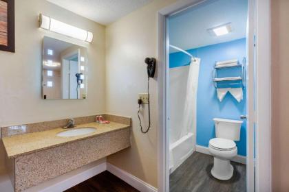 Econo Lodge West Yarmouth - image 11