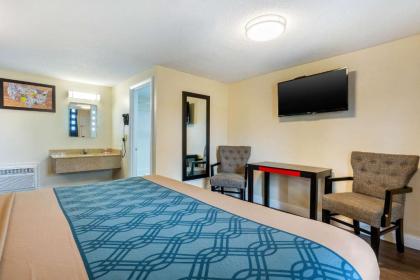 Econo Lodge West Yarmouth - image 13