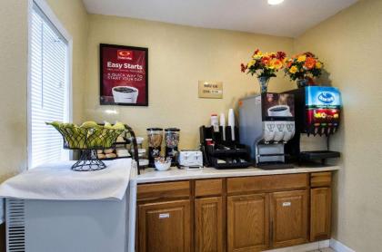 Econo Lodge West Yarmouth - image 17
