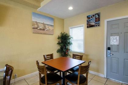 Econo Lodge West Yarmouth - image 18