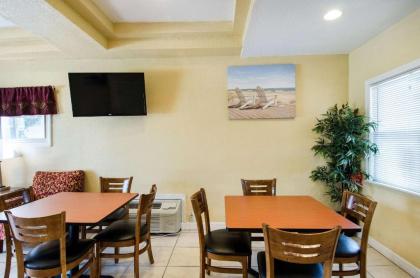 Econo Lodge West Yarmouth - image 20