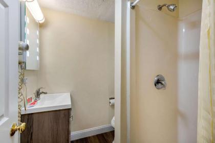 Econo Lodge West Yarmouth - image 4