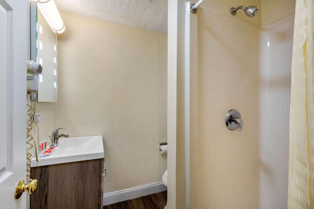 Econo Lodge West Yarmouth - image 4