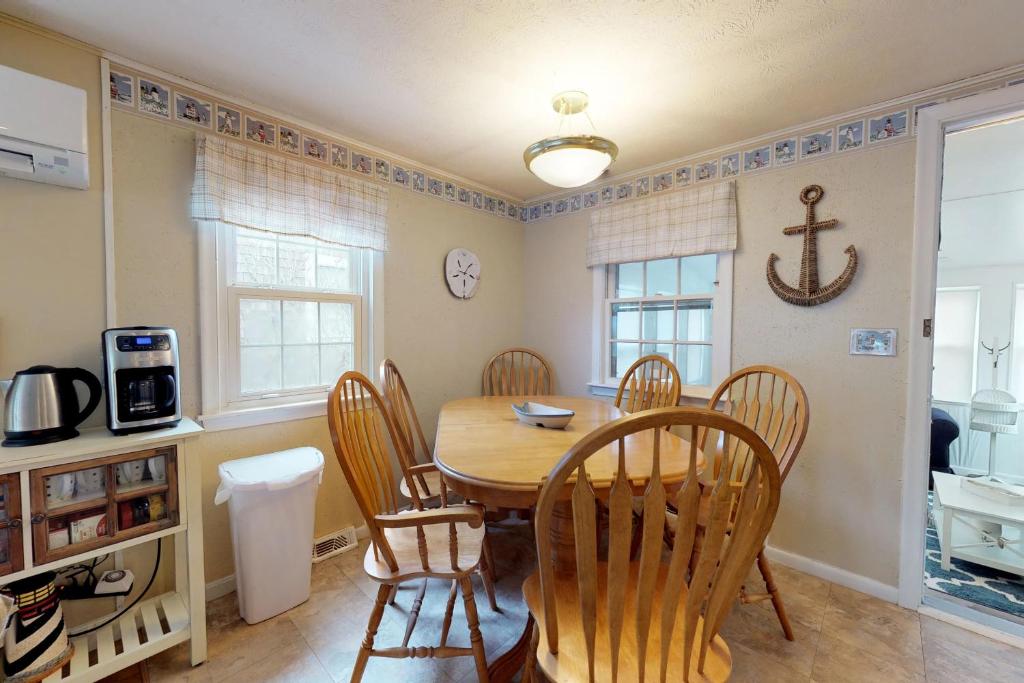 Captain's Quarters - image 7