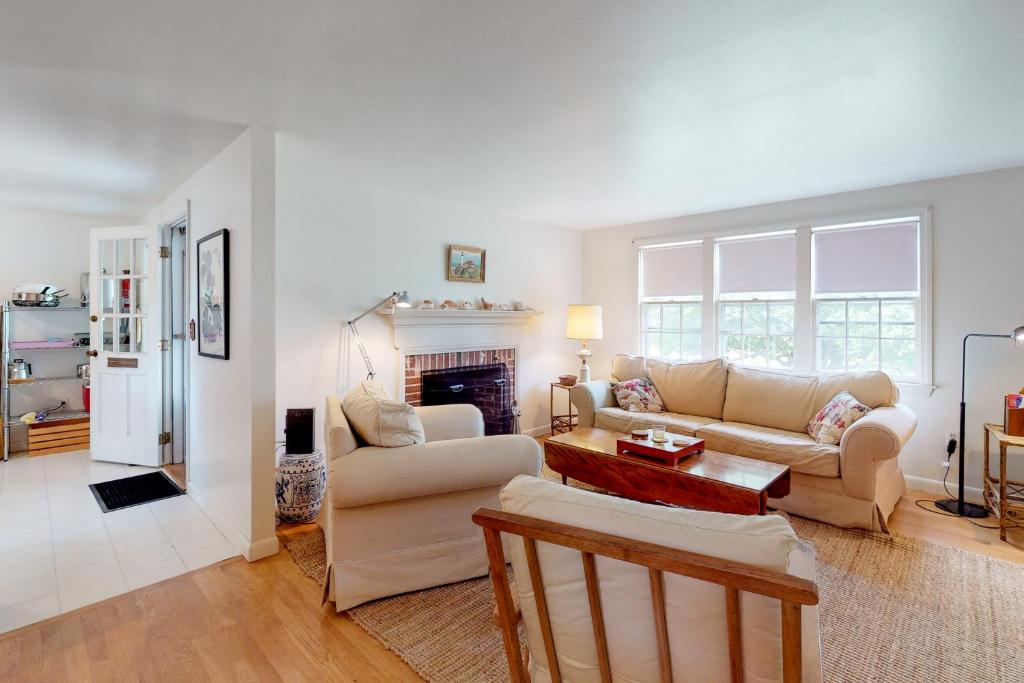 The Grey-Shingled Ranch - image 4
