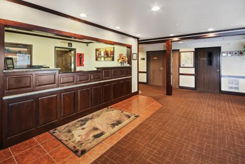 Yellowstone West Gate Hotel - image 2