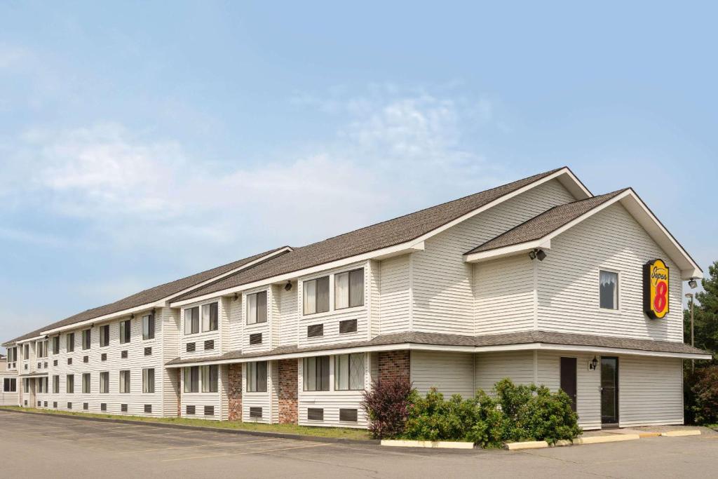 Super 8 by Wyndham Portland/Westbrook Area - main image