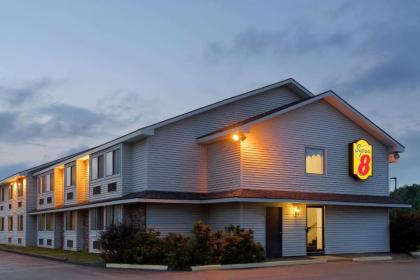 Super 8 by Wyndham Portland/Westbrook Area - image 12