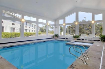 Super 8 by Wyndham Portland/Westbrook Area - image 14