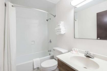 Super 8 by Wyndham Portland/Westbrook Area - image 2