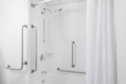 Super 8 by Wyndham Portland/Westbrook Area - image 3