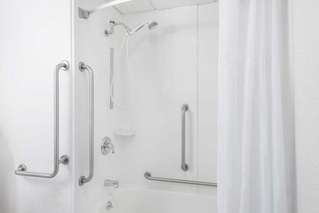 Super 8 by Wyndham Portland/Westbrook Area - image 3