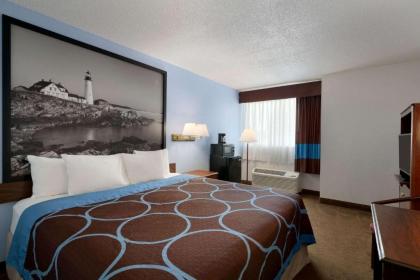 Super 8 by Wyndham Portland/Westbrook Area - image 4